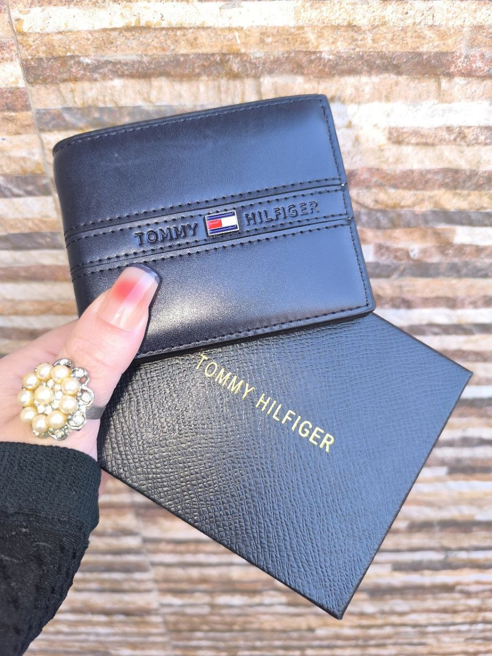 Tommy Hilfiger Classic Leather Passcase Bifold Wallet