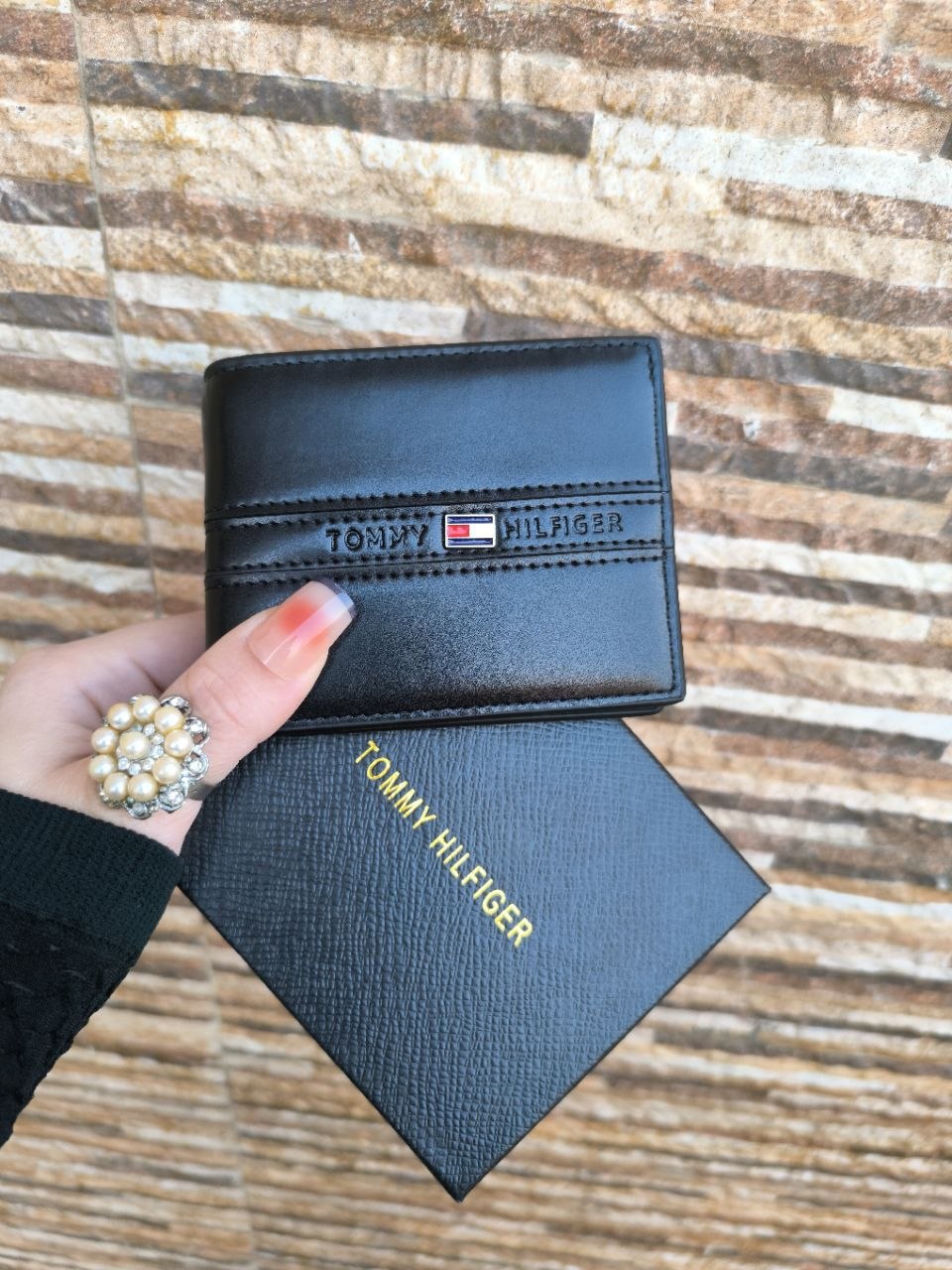 Tommy Hilfiger Classic Leather Passcase Bifold Wallet