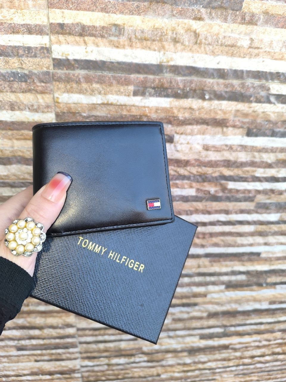Tommy Hilfiger Classic Leather Passcase Bifold Wallet